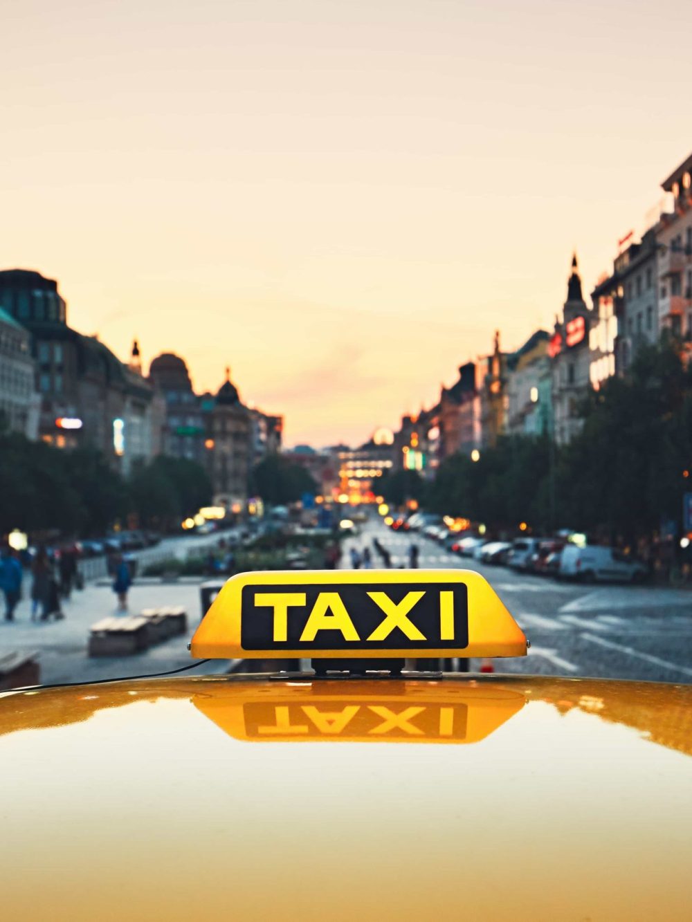 Taxi Latino Carxi taxi-car-on-the-city-street